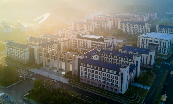 杭州外國語學校2025年招生信息（學費、課程、招生人數）