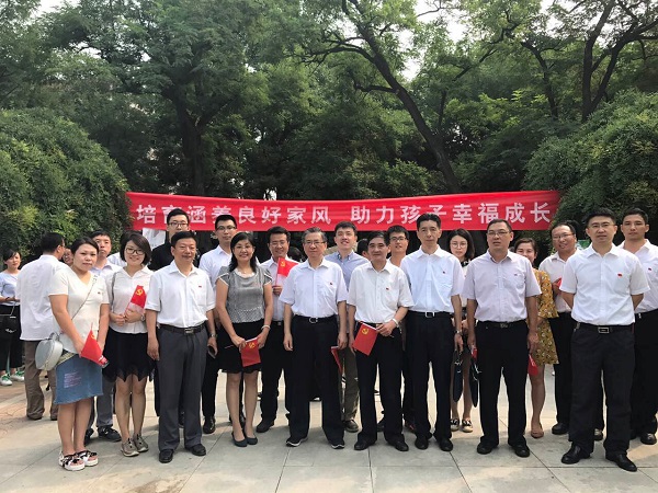 耀華中學(xué)黨員代表參加和平區(qū)紀念建黨96周年迎慶活動