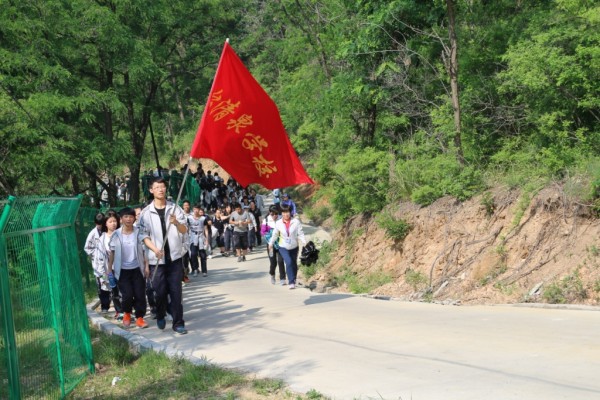 煙臺清泉學校“親近自然、遠足拉練”活動